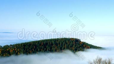 镜头下<strong>的</strong>雾海运动。 在阿尔萨斯上空阴得很<strong>厉害</strong>。 从山顶俯瞰全景..